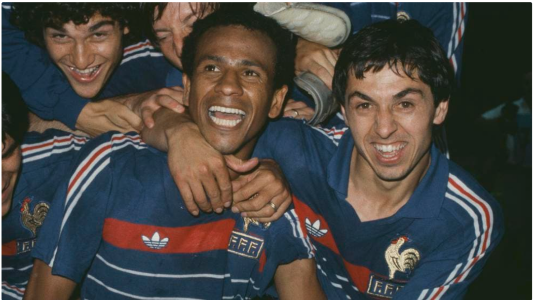 Jean Tigana và Alain Giresse ăn mừng thành công của Pháp tại Euro năm 1984 (Popperfoto. Nguồn: Getty Images)