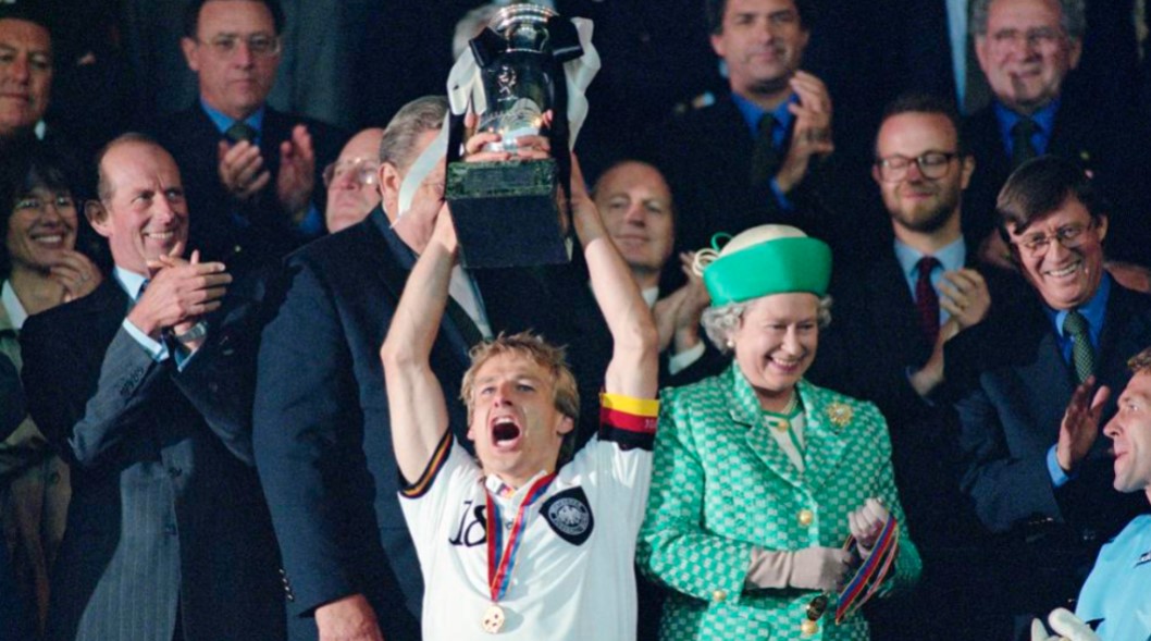 Jürgen Klinsmann của Đức nâng cao chiếc cúp tại EURO '96